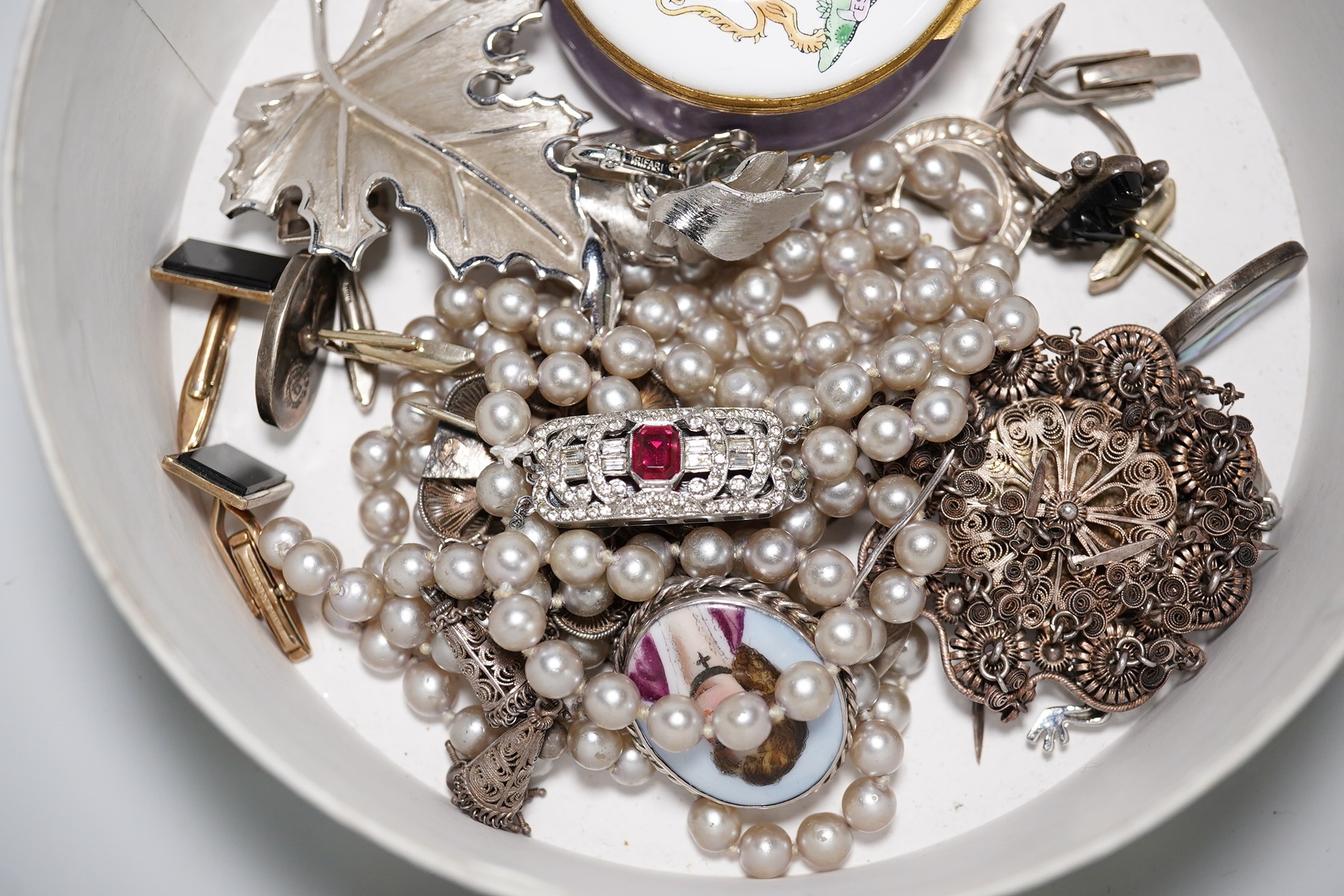Assorted mainly costume jewellery, including paste set brooch, filigree brooches and a pair of 925 and paua shell cufflinks. Condition - poor to fair